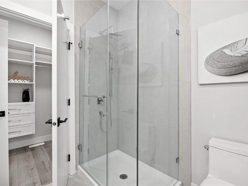 3-824 Glenwood Avenue, Kelowna, BC - Indoor Photo Showing Bathroom