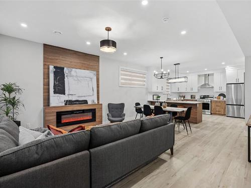 3-824 Glenwood Avenue, Kelowna, BC - Indoor Photo Showing Living Room