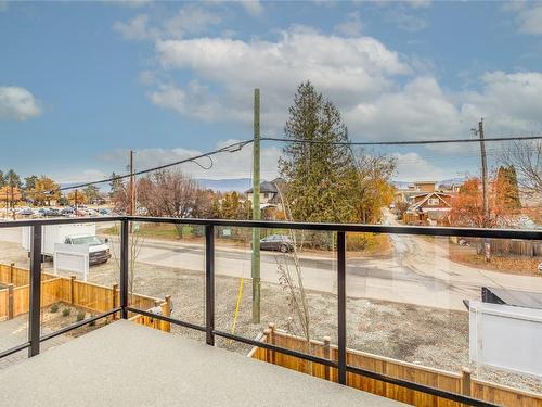 2-824 Glenwood Avenue, Kelowna, BC - Outdoor With Balcony With View