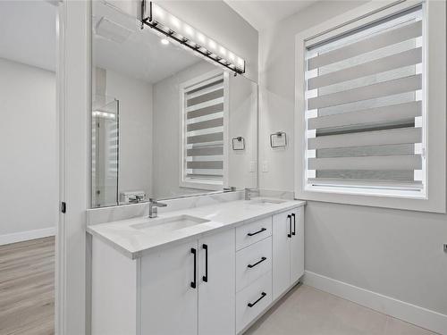 2-824 Glenwood Avenue, Kelowna, BC - Indoor Photo Showing Bathroom