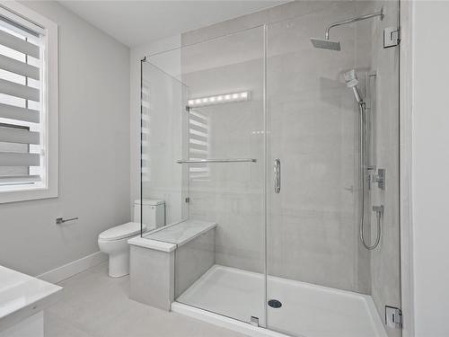2-824 Glenwood Avenue, Kelowna, BC - Indoor Photo Showing Bathroom