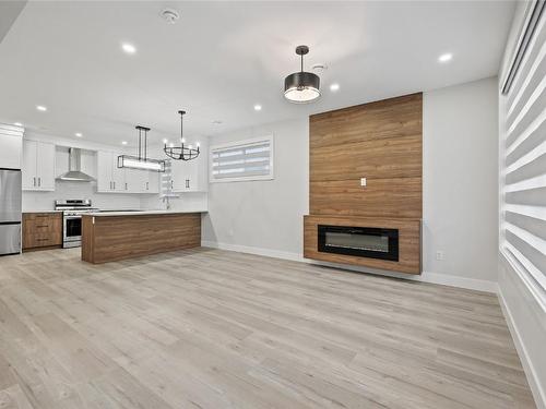 2-824 Glenwood Avenue, Kelowna, BC - Indoor With Fireplace