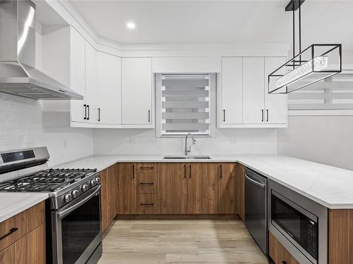 2-824 Glenwood Avenue, Kelowna, BC - Indoor Photo Showing Kitchen With Double Sink