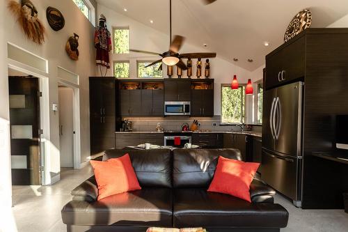 179 Kootenay Lake Road, Procter, BC - Indoor Photo Showing Living Room