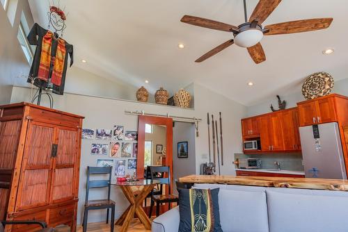 179 Kootenay Lake Road, Procter, BC - Indoor Photo Showing Kitchen