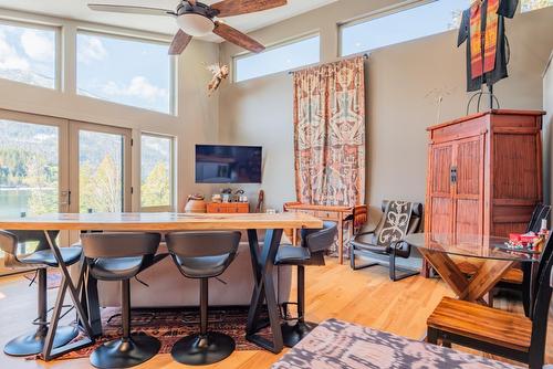 179 Kootenay Lake Road, Procter, BC - Indoor Photo Showing Dining Room