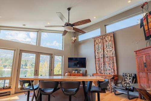 179 Kootenay Lake Road, Procter, BC - Indoor Photo Showing Dining Room