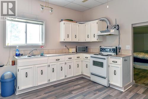3041 Ensign Way, West Kelowna, BC - Indoor Photo Showing Kitchen With Double Sink