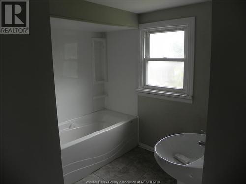 1221 County Rd 22, Lakeshore, ON - Indoor Photo Showing Bathroom