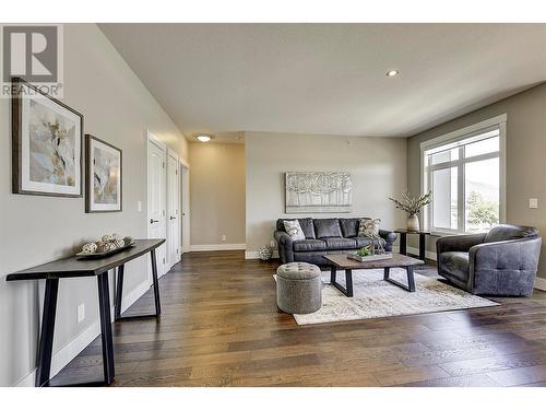 1165 Sutherland Avenue Unit# 401, Kelowna, BC - Indoor Photo Showing Living Room