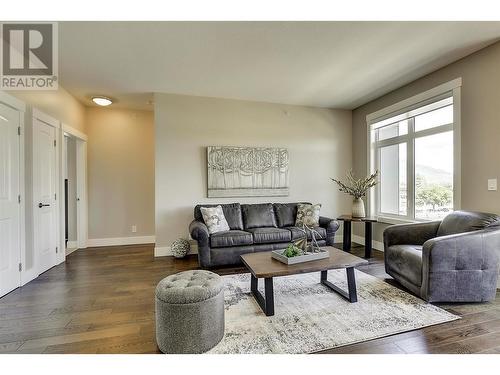 1165 Sutherland Avenue Unit# 401, Kelowna, BC - Indoor Photo Showing Living Room