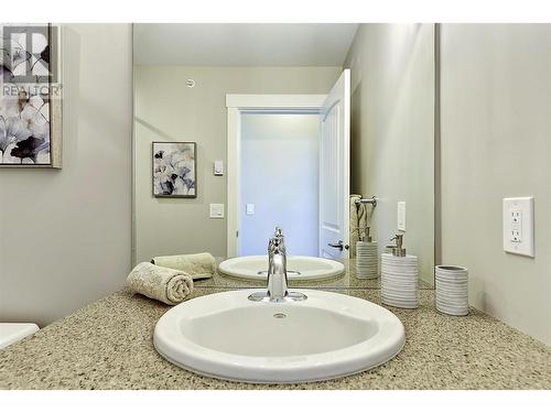 1165 Sutherland Avenue Unit# 401, Kelowna, BC - Indoor Photo Showing Bathroom