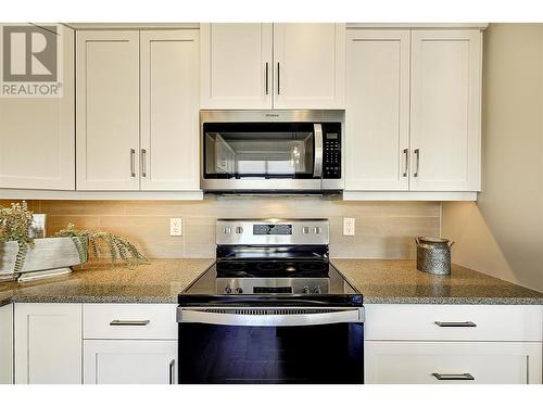 1165 Sutherland Avenue Unit# 401, Kelowna, BC - Indoor Photo Showing Kitchen