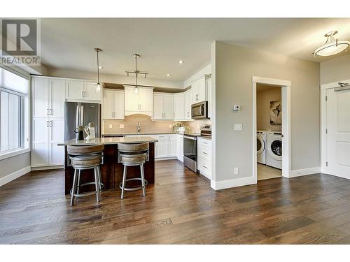 1165 Sutherland Avenue Unit# 401, Kelowna, BC - Indoor Photo Showing Kitchen With Upgraded Kitchen
