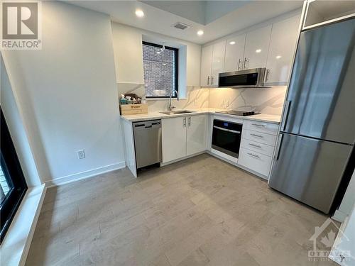 711 - 340 Queen Street, Ottawa Centre (4101 - Ottawa Centre), ON - Indoor Photo Showing Kitchen With Upgraded Kitchen