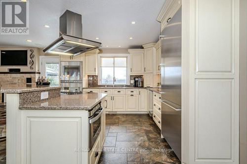 6954 Fife Rd, Guelph/Eramosa, ON - Indoor Photo Showing Kitchen With Upgraded Kitchen