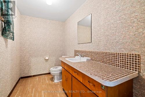 142 Champlain Dr, Fort Erie, ON - Indoor Photo Showing Bathroom
