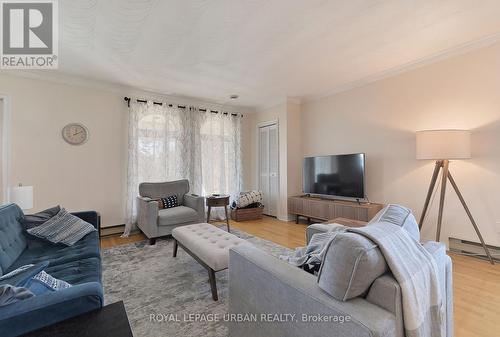 1273 Broadview Ave, Toronto, ON - Indoor Photo Showing Living Room