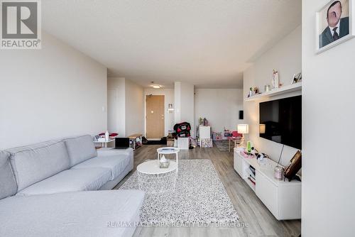 #812 -1101 Steeles Ave W, Toronto, ON - Indoor Photo Showing Living Room