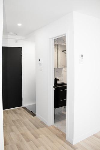 Bathroom - 105-5695 Rue St-Jacques, Montréal (Côte-Des-Neiges/Notre-Dame-De-Grâce), QC - Indoor Photo Showing Other Room