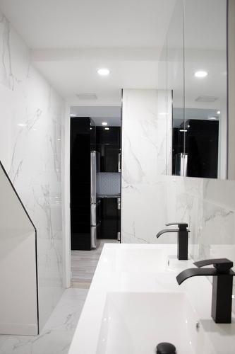 Salle de bains - 105-5695 Rue St-Jacques, Montréal (Côte-Des-Neiges/Notre-Dame-De-Grâce), QC - Indoor Photo Showing Bathroom