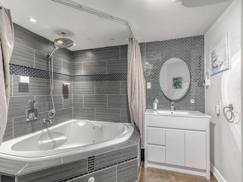 Salle de bains - 1062 17E Avenue, Laval (Fabreville), QC - Indoor Photo Showing Bathroom