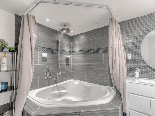 Salle de bains - 1062 17E Avenue, Laval (Fabreville), QC - Indoor Photo Showing Bathroom