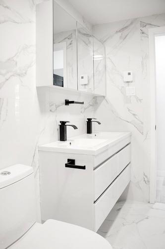 Bathroom - 104-5695 Rue St-Jacques, Montréal (Côte-Des-Neiges/Notre-Dame-De-Grâce), QC - Indoor Photo Showing Bathroom