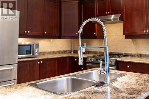 4848 Columbus Dr, Burlington, ON - Indoor Photo Showing Kitchen With Double Sink