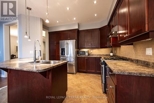 4848 Columbus Dr, Burlington, ON - Indoor Photo Showing Kitchen With Double Sink With Upgraded Kitchen
