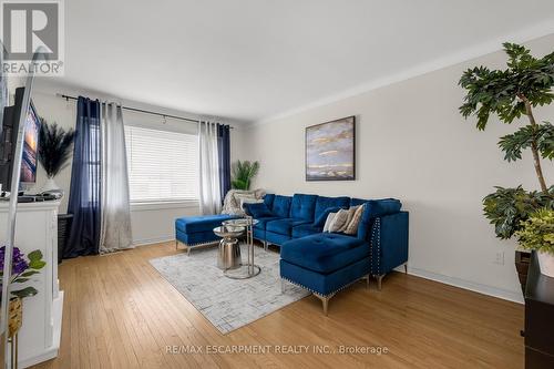62 Richmond Street, Thorold, ON - Indoor Photo Showing Living Room