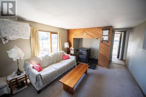 3076 Mccorvie Road, Clearwater, BC - Indoor Photo Showing Living Room