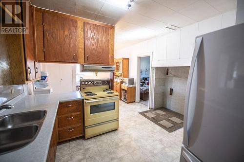 3076 Mccorvie Road, Clearwater, BC - Indoor Photo Showing Kitchen With Double Sink