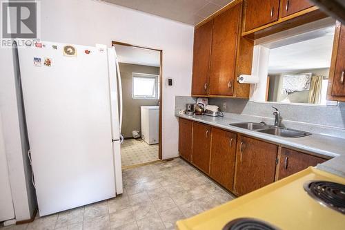 3076 Mccorvie Road, Clearwater, BC - Indoor Photo Showing Kitchen With Double Sink