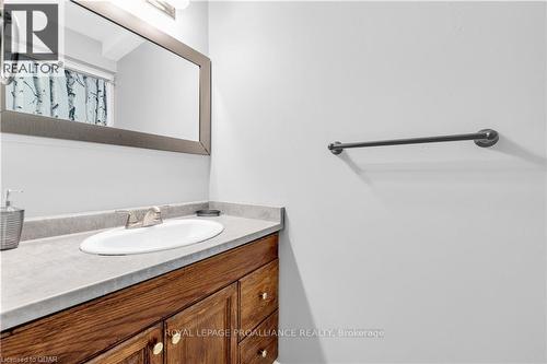 #B -27 Metcalfe St, Quinte West, ON - Indoor Photo Showing Bathroom