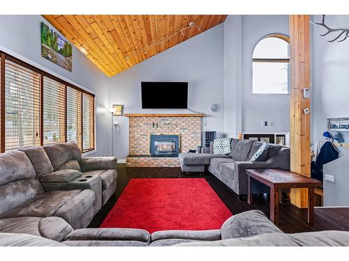 1021 Regina Street, Creston, BC - Indoor Photo Showing Living Room With Fireplace