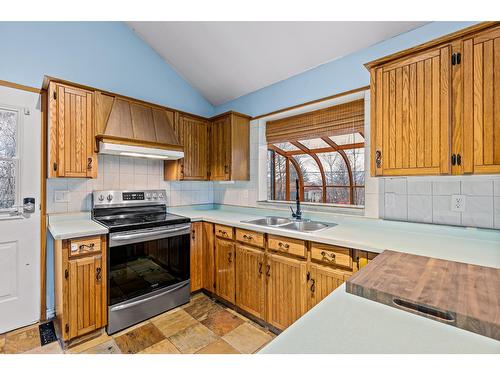 1021 Regina Street, Creston, BC - Indoor Photo Showing Kitchen With Double Sink