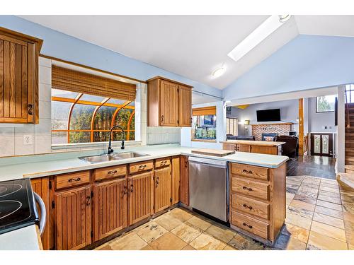 1021 Regina Street, Creston, BC - Indoor Photo Showing Kitchen With Double Sink