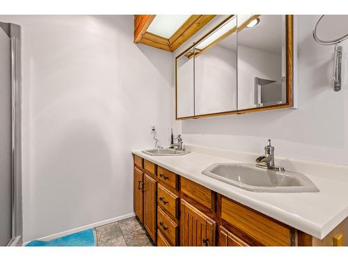 1021 Regina Street, Creston, BC - Indoor Photo Showing Bathroom