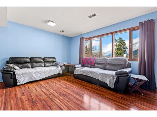 1021 Regina Street, Creston, BC - Indoor Photo Showing Living Room