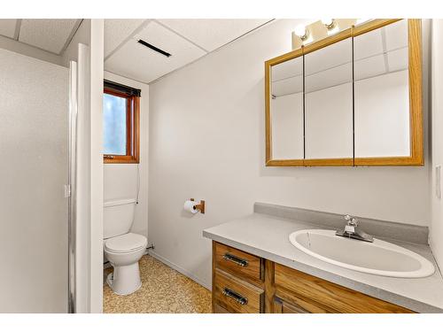 1021 Regina Street, Creston, BC - Indoor Photo Showing Bathroom