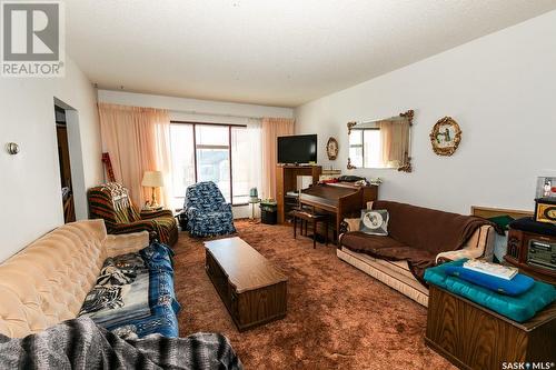 545 Alberta Avenue, Kerrobert, SK - Indoor Photo Showing Living Room