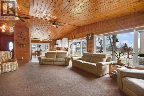 7 Grove Street, Iroquois, ON - Indoor Photo Showing Living Room