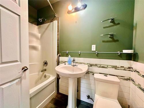 1165 Salmon River Main Line, Sayward, BC - Indoor Photo Showing Bathroom