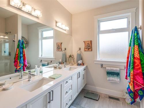 545 Ridgefield Dr, Parksville, BC - Indoor Photo Showing Bathroom