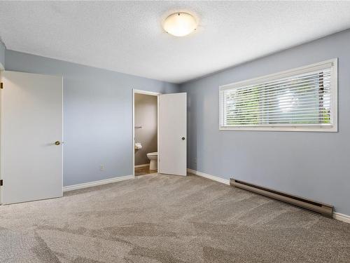 145 Moss Ave, Parksville, BC - Indoor Photo Showing Kitchen