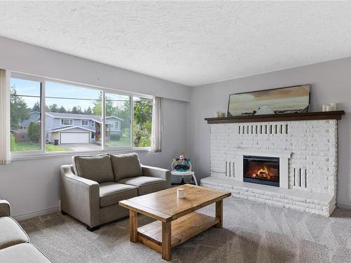145 Moss Ave, Parksville, BC - Indoor Photo Showing Living Room With Fireplace