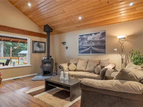 1509 Schooner Rd, Quadra Island, BC - Indoor Photo Showing Living Room