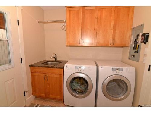 1355 Hodges Rd, French Creek, BC - Indoor Photo Showing Laundry Room