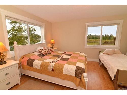 1355 Hodges Rd, French Creek, BC - Indoor Photo Showing Bedroom